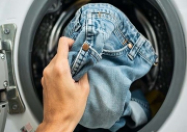 Bí quyết Cách Giặt Quần Jean Mới Mua Không Ra Màu của Công Ty TNHH Sản Xuất May Thêu Hoa Linh